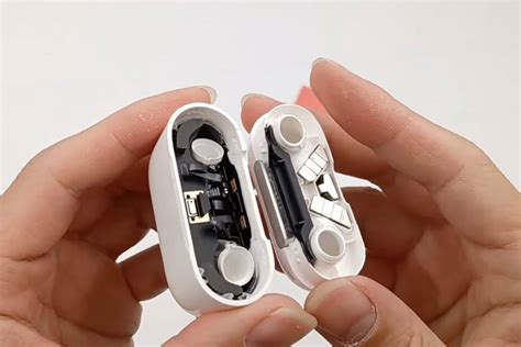 AirPods 3 разобрали: внутри новый аккумулятор и датчик кожи