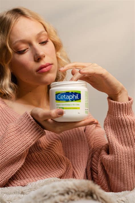 Rozsiądź się wygodnie i poczuj nawilżające otulenie kremu Cetaphil! # ...