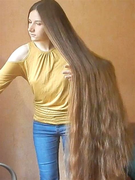 VIDEO - Very long blonde hair display during summer