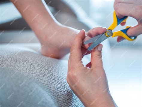 how to cut toenails properly 1
