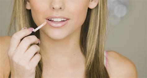 How To Line Your Lips With Concealer | Lipstutorial.org