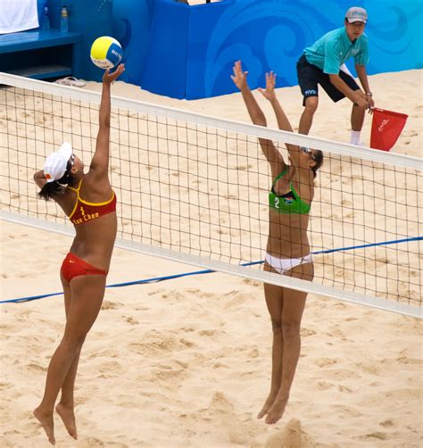 Woman's Beach Volleyball, one of the best spectator sports. | Plaj