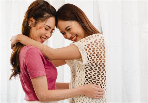 lesbianas gay románticas abrazándose sonriendo. hermosa sensual pareja