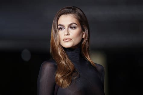 Kaia Gerber schittert in naked dress (en lijkt precies op haar moeder