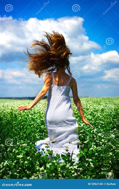 Donna felice immagine stock. Immagine di fiori, sfondo - 5962145