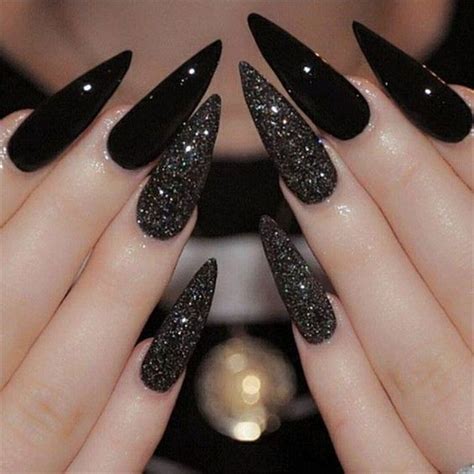 Unha Stiletto Preta Com Glitter