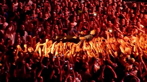 Bruce Springsteen - Crowd surfing - 16 March 2013 - Brisbane ...