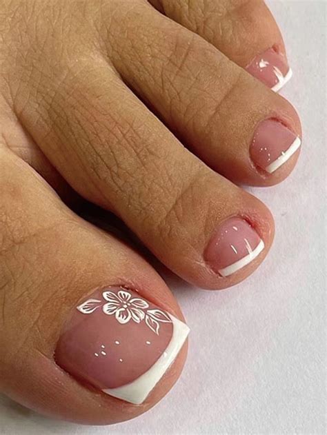 Chic Toe Tips: French Nail Art for Toes is Trending
