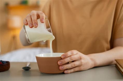 Free Photo | Front view albino woman having breakfast