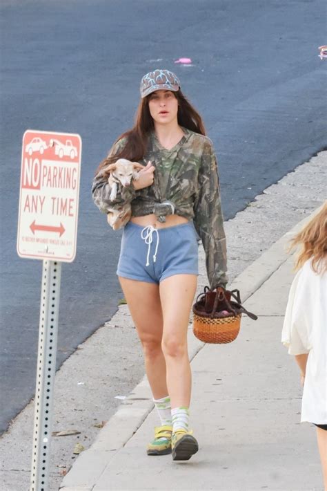 Scout Willis' Casual Chic Style: Smoothie & Dog Walk in LA 10-21-2024