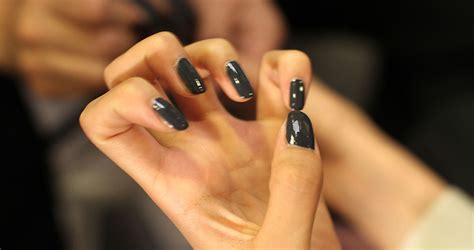 At home vs. in the salon: removing gel and acrylic nails - Treatwell