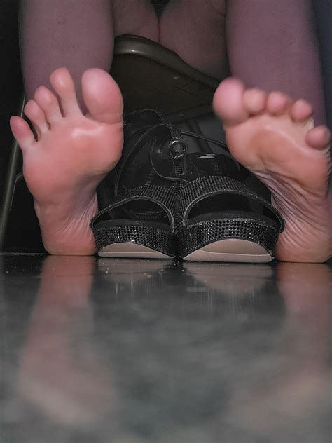 Long day at work clean my sweaty feet while i ignore you 💕😘 : r/sweatyfeets