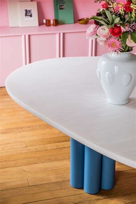 La casa con la libreria rosa e un'onda rossa in cucina | Foto 1