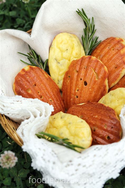 Печенье мадлен с пармезаном и розмарином без сахара - Foodie Plaza