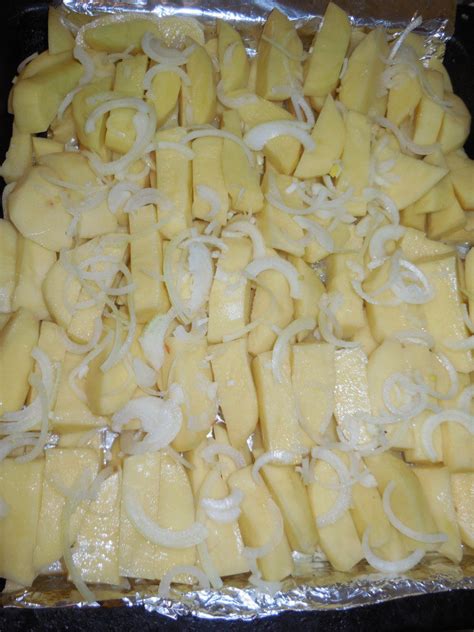 Куриные бедра с картошкой в духовке - как вкусно приготовить куриные ...