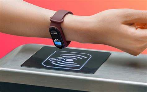 Хитовые фитнес-браслеты Xiaomi Mi Band 6 подешевели в Китае