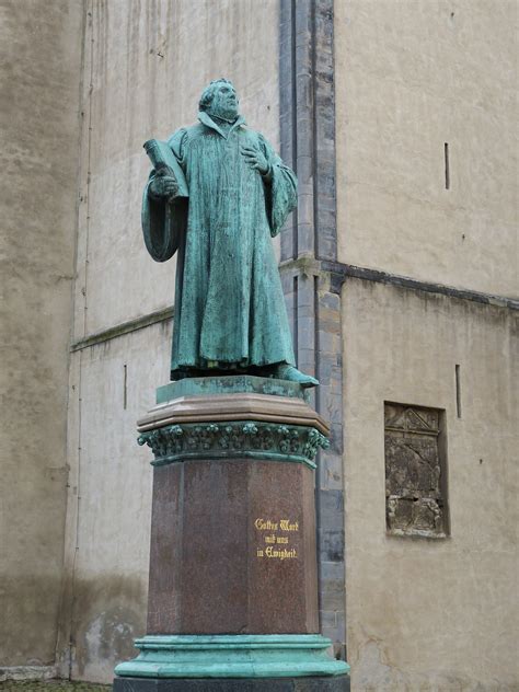 Banco de imagens : monumento, estátua, azul, Igreja, Bíblia, escultura ...