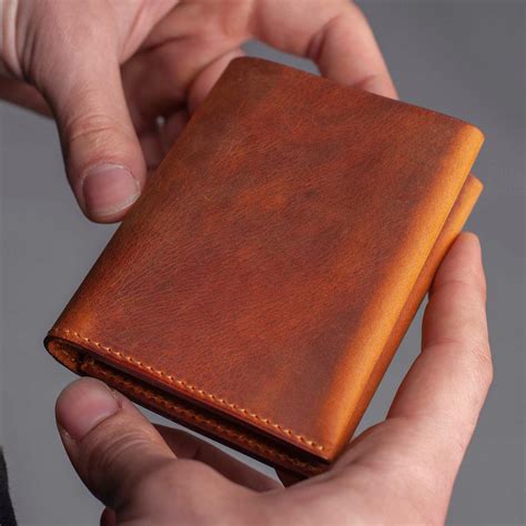 Leather experts explain what makes a high quality personalized wallet 3
