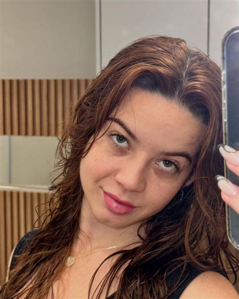 𝐉𝐮𝐥𝐢𝐚 𝐥𝐢𝐧𝐡𝐚𝐫𝐞𝐬 | grandes olheiras | Instagram