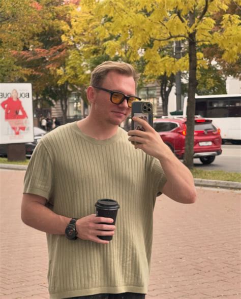 Несмотря на хмурый день радуемся жизни под банановый раф из @mda_coffee ...