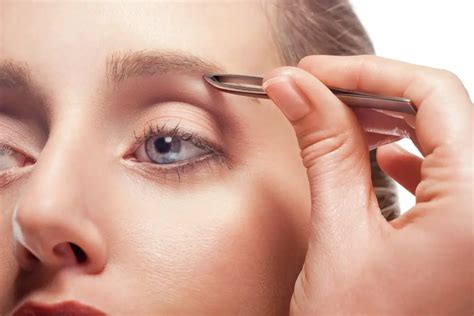 15 Trucos para una depilación de cejas perfecta (en Casa)