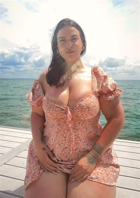Steph Oshiri: Thick Canadian Brunette OnlyFans | @stephoshiri Review