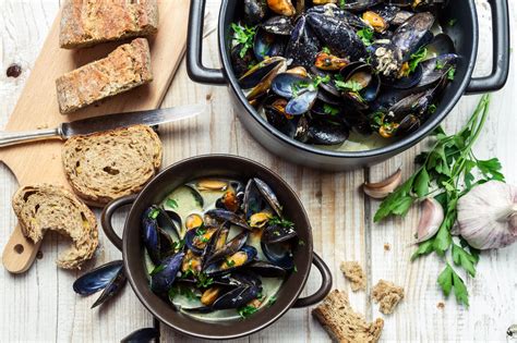 how to cook mussels with butter and garlic