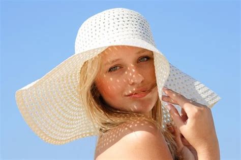 Крем от пигментных пятен на лице | Summer skin, Floppy hat summer, Best ...