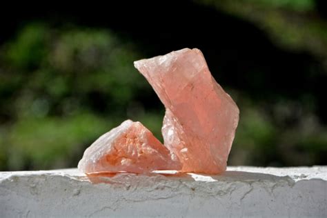 Rose quartz: meaning and uses of the stone of love - WeMystic