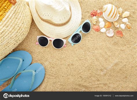 Beach accessories on wooden board Stock Photo by ©odua 150591312