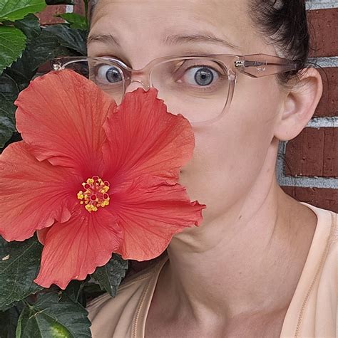 what do cats smell like