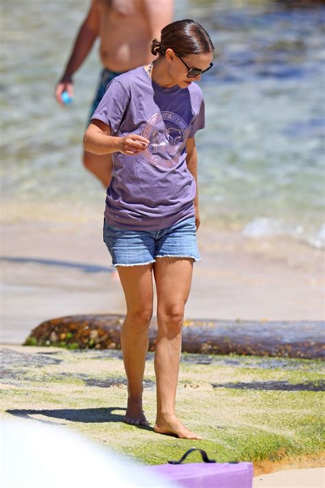 Natalie Portman - Beach in Sydney 01/10/2021 • CelebMafia