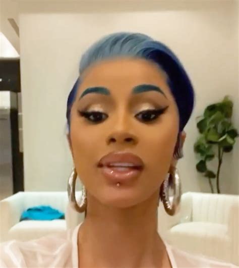 cardi  svarer body shamers  bikinivideo pa instagram