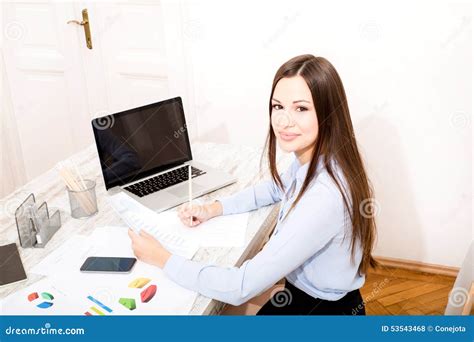 Работа на офисе стоковое фото. изображение насчитывающей занятие - 53543468