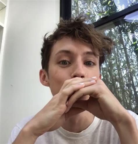 Pin de 🍓𝒛𝒂𝒗𝒂𝒍𝒂🍓 en Troye sivan, the small bean️‍ | Famosos, Amor de mi ...