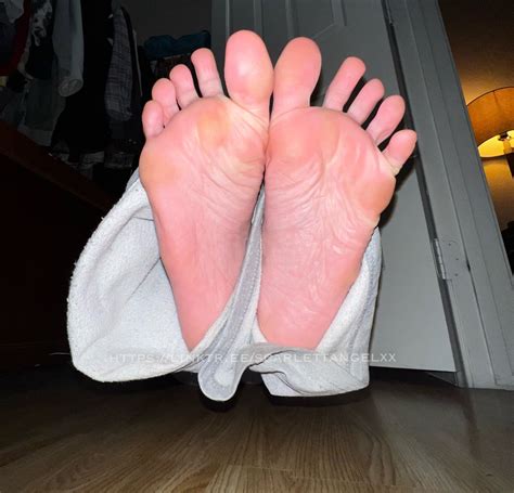 Goddess Scarlett's feet