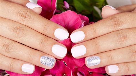 Unghie corte per l'Estate: 7 manicure pratiche e chic