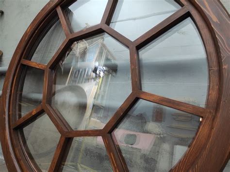 Handgefertigtes rundes Holzfenster