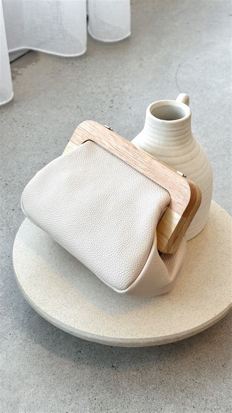 Kimmi Timber Frame Clutch – Nude – Billy J