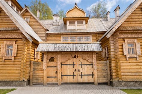 Фотография на тему Деревянный бревенчатый дом с декоративной отделкой ...