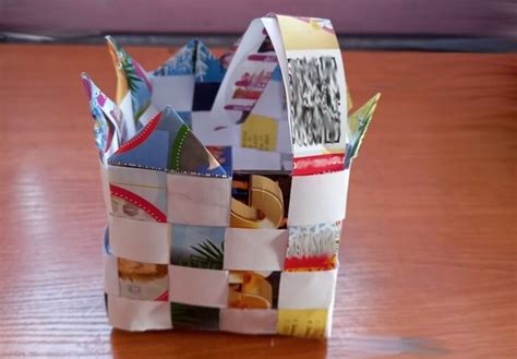 Как сделать корзинку из бумаги: плетем из полосок