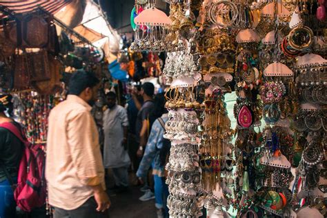 14 Best Mumbai Markets for Shopping and Sightseeing