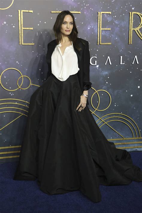 Angelina Jolie en ensemble noir et blanc Valentino couture