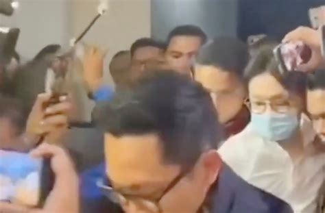 dokter richard lee usai menjalani pemeriksaan  polda metro jaya