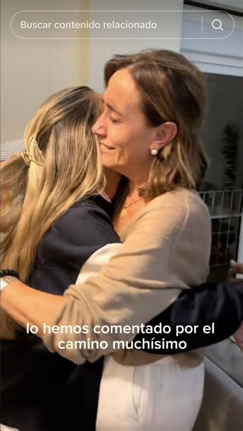 Le cuenta a sus padres que serán abuelos y así reaccionan