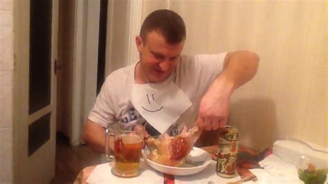 Максим ест курицу - YouTube