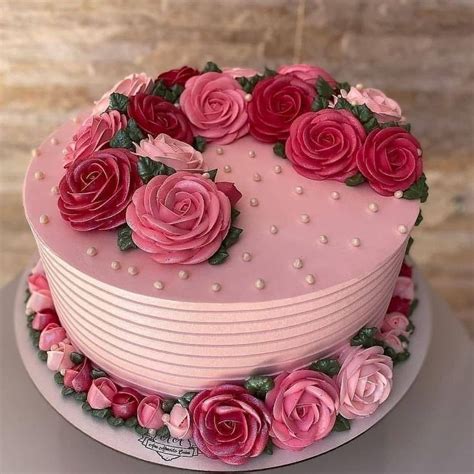 Bolo com rosas Buttercream Decorating, Cake Decorating Designs, Cake ...