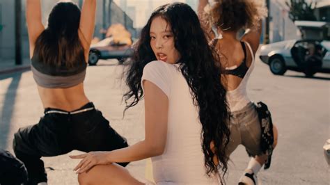 Jennie 新歌〈Mantra〉釋出！金髮造型外再挑戰泡麵捲頭 MV一小時觀看次數破百萬 | Vogue Taiwan
