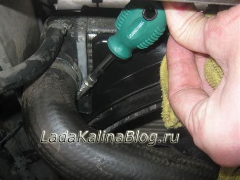 подтягиваем хомут патрубка радиатора на Калине