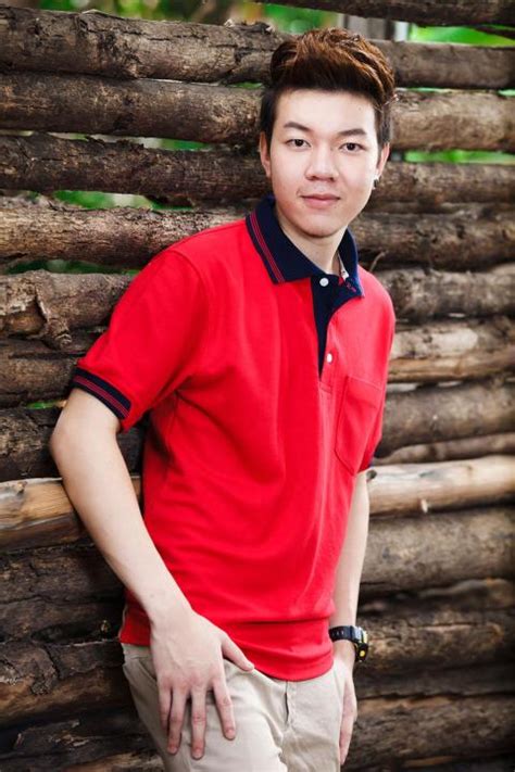 PL157 สีแดง เสื้อโปโลชายตัดต่อสลับสีสาป แขนจั๊มครึ่ง มีกระเป๋าหน้าอก ...